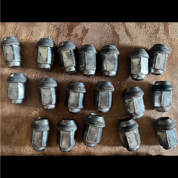 24 Lug nuts - Picture 4 of 13